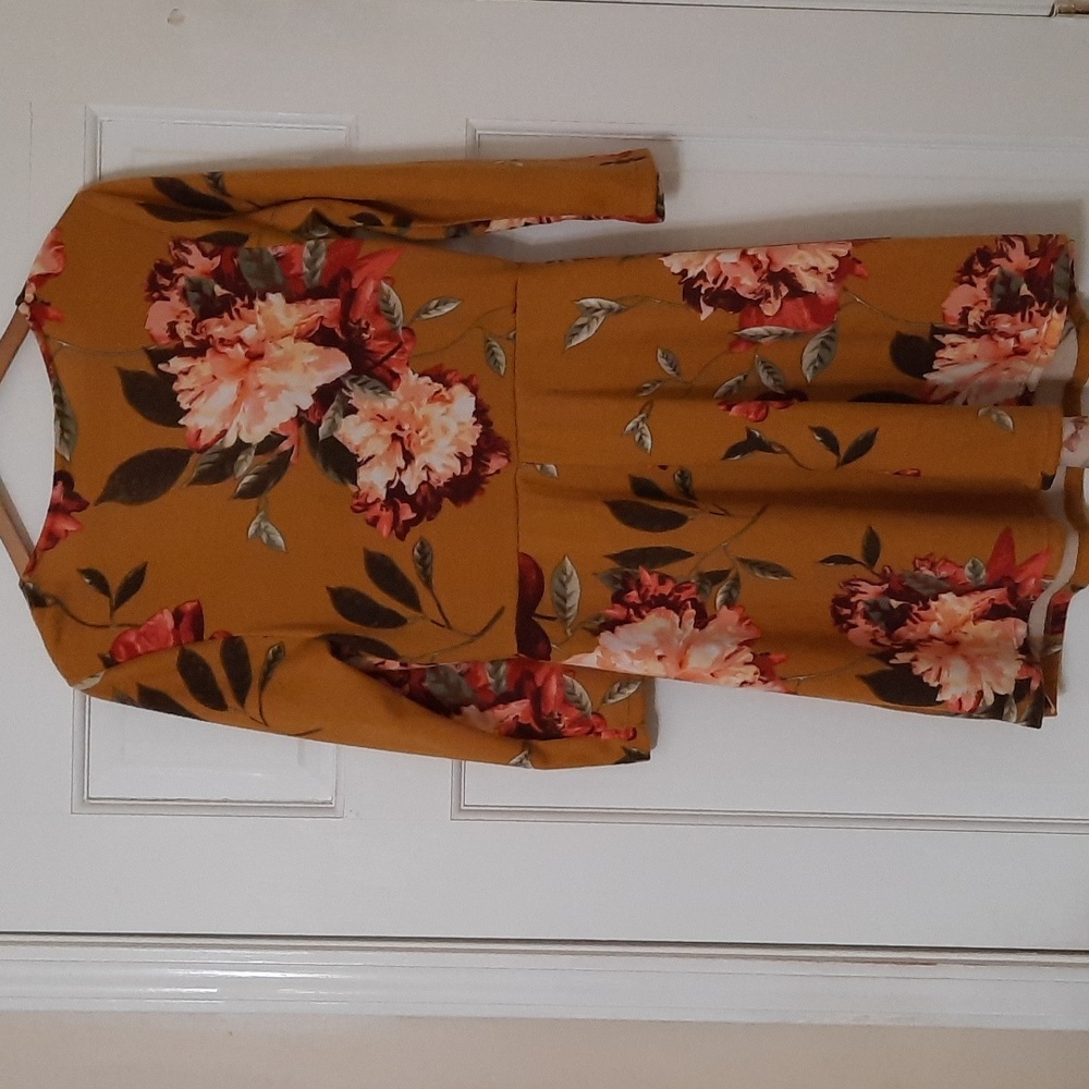 NWT Stilleto's Gold/ Floral  Dress SZ M